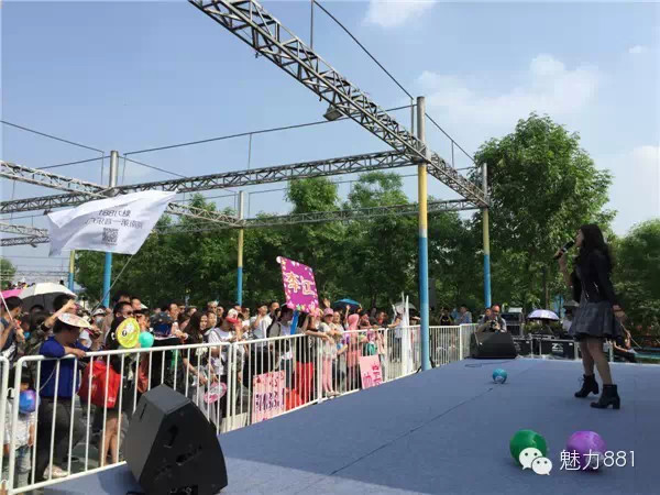 輕輕躍起、優(yōu)美身段，新聞小姐李江