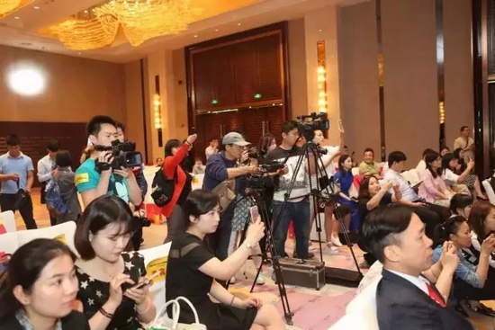 一時相機、攝像機齊閃