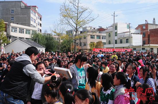 演出現(xiàn)場(chǎng)觀眾積極參與、氣氛熱烈。