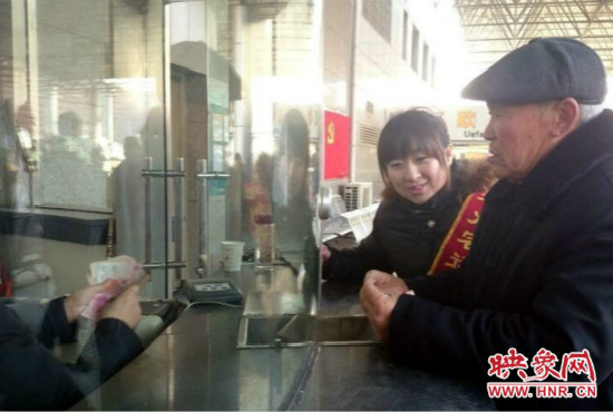 在陳思蕊的積極幫助下，老人順利的買到了發(fā)往合肥的5張車票。