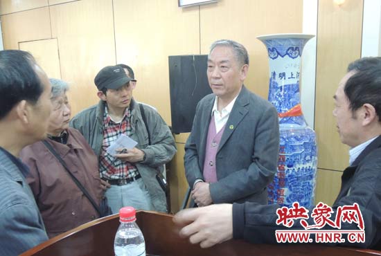 講座結(jié)束后，聽眾向戚建莊提問。