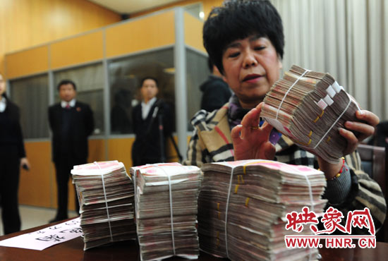 當(dāng)天共發(fā)放執(zhí)行款4110萬元。其中，支票4018萬元，現(xiàn)金92萬元。