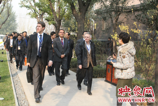 河南鄭州2013服務外包大會的嘉賓們參觀了金水科教園區(qū)和河南外包產(chǎn)業(yè)園并留下了深刻的印象