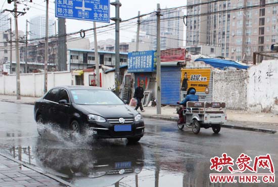 機(jī)動(dòng)車路過(guò)，濺起一米多高的水花