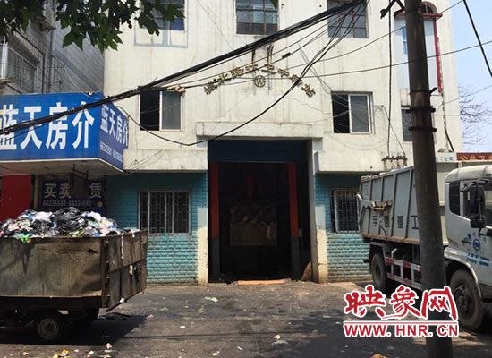 城北路環(huán)衛(wèi)中轉(zhuǎn)站門前的垃圾車裝滿了生活垃圾，腐臭味撲面而來