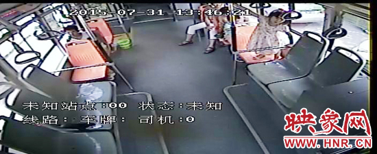 家長(zhǎng)放任小孩在車廂內(nèi)玩耍，甚至站到座椅上。