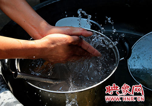 洗碗洗菜對(duì)于雙眼失明的張國(guó)敬來(lái)說(shuō)，需要比常人花上更多的時(shí)間。