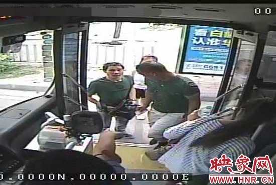 監(jiān)控顯示，竊賊偷女孩手機(jī)，公交車(chē)長(zhǎng)幫忙要回手機(jī)。