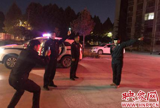 指認(rèn)犯罪現(xiàn)場。