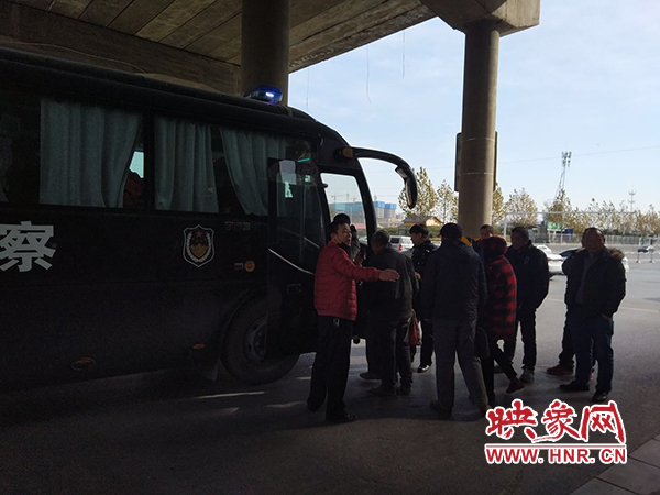 警方調(diào)來車輛，將超載人員轉(zhuǎn)運(yùn)走