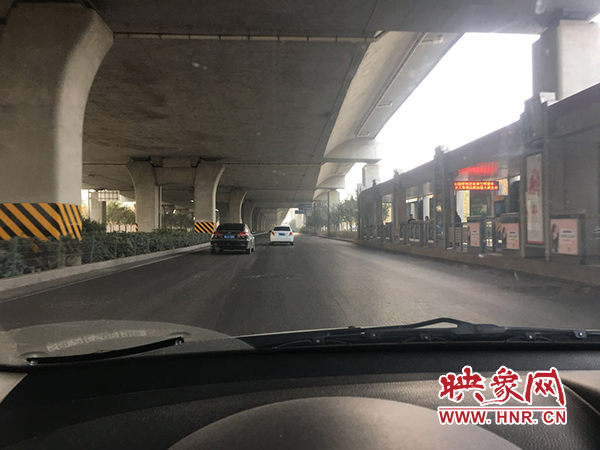 限行首日，三環(huán)橋上橋下，車輛不多，交通狀況良好。