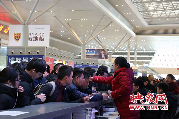 昨日因全國大面積降雪導(dǎo)途經(jīng)鄭州東站部分高鐵晚點(diǎn)停運(yùn)