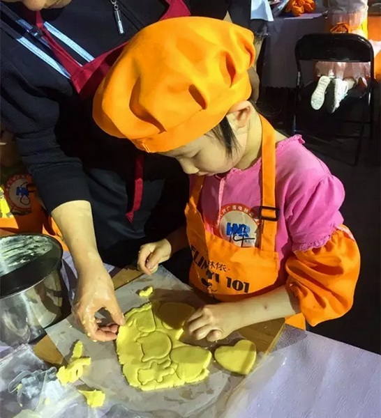 在爸爸媽媽的陪同下，親手制作餅干