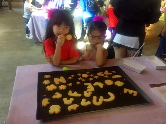 烤制好的餅干，發(fā)揮想象力，畫上美麗的圖案