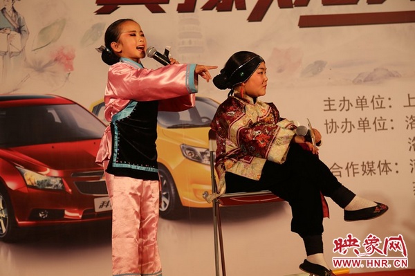 兩個小演員的表演活潑，惹得觀眾連連叫好。