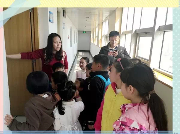 “別擠！”丁蘭姐姐說(shuō)，這里就是電臺(tái)的總控機(jī)房，很重要的地方哦！