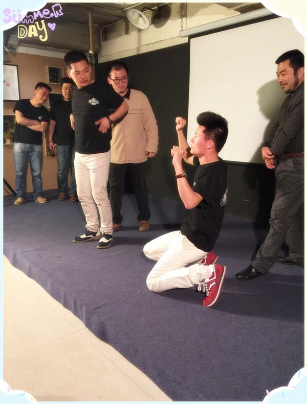 難度增加，連動作都由觀眾設定~行軍打仗中，路飛是有多怕死？