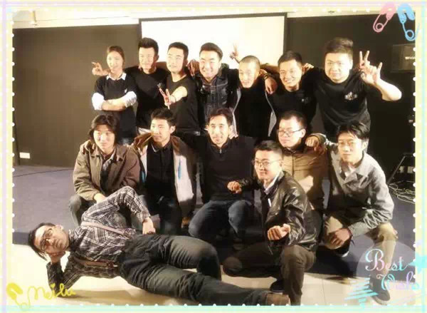 表演結(jié)束，看這哥們兒，為了和演員合影也是蠻拼的！