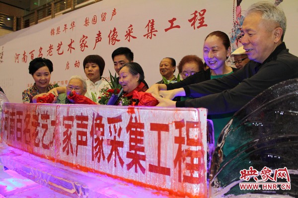 領(lǐng)導與嘉賓共同澆注啟動冰雕