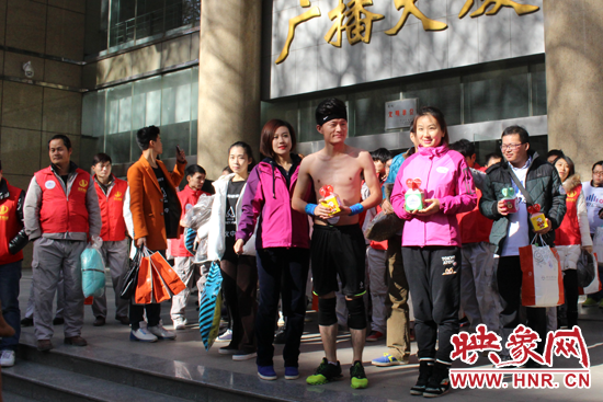 “光豬”活動(dòng)出發(fā)前集結(jié)