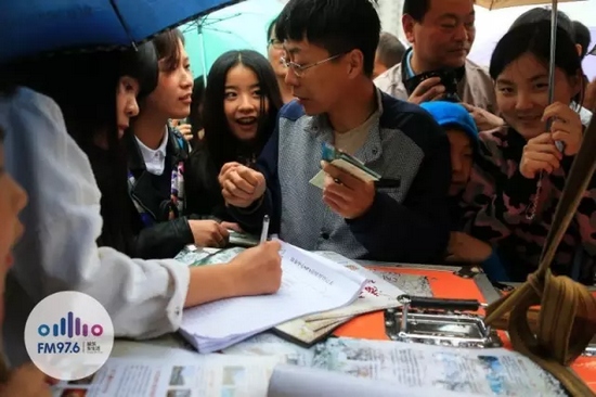 現(xiàn)場(chǎng)觀眾被臺(tái)上的浪漫氣氛感染，紛紛報(bào)名參加現(xiàn)場(chǎng)表白。