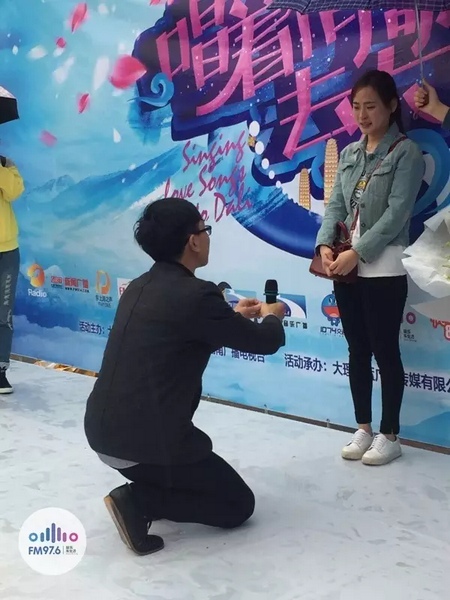 蘇世龍手捧戒指，單膝跪地向夢(mèng)夢(mèng)求婚，夢(mèng)夢(mèng)激動(dòng)的說(shuō)不出話來(lái)，點(diǎn)頭答應(yīng)~