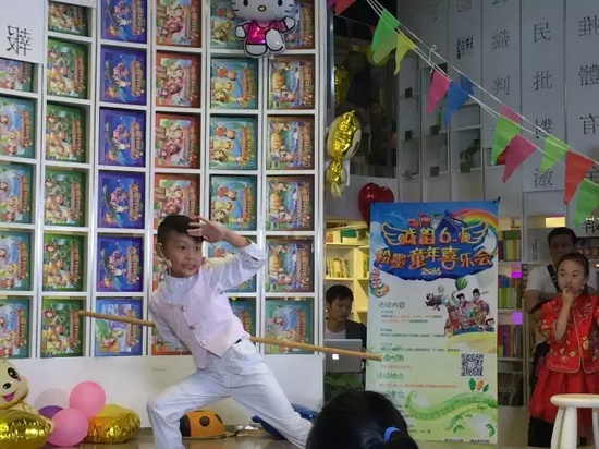 “梨園春”明星小擂主李宗書演唱豫劇《朝陽溝》選段，還表演了自己的拿手好戲——猴戲