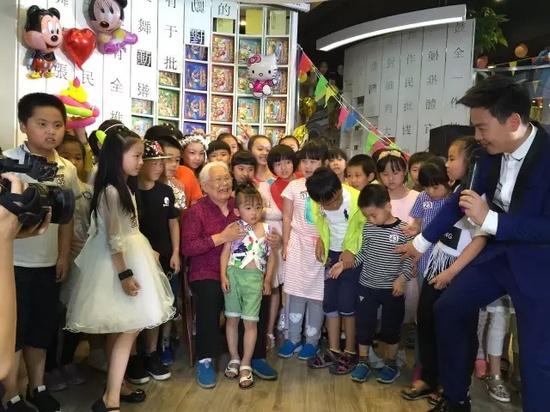 　　豫劇表演藝術(shù)家高潔老師和孩子們在一起，講述自己和戲曲的故事，祝福所有的小朋友節(jié)日快樂。