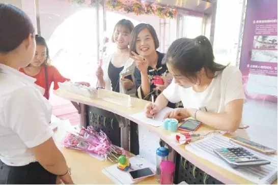 到場嘉賓均獲得巧克力一盒，女士另外還獲得獲得玫瑰花一支。