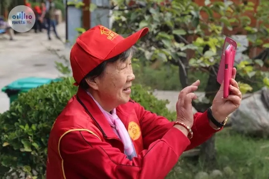 爺爺奶奶叔叔阿姨被盛運(yùn)莊園的景致吸引，紛紛拍照留影