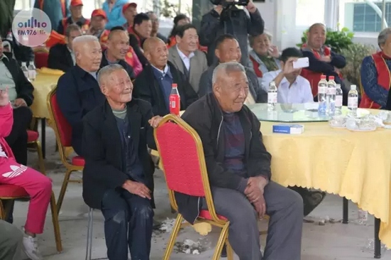 臺上展風(fēng)采，臺下笑開懷