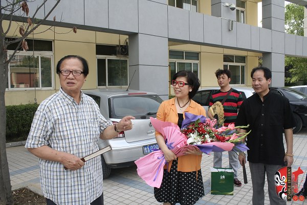  左起：著名豫劇表演藝術(shù)家賈庭聚、河南電臺戲曲廣播總監(jiān)木子、唐派再傳弟子郭志成等待看望馬云玲女士