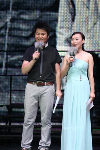 “激情盛夏·大韻中原”公益演出活動(dòng)——“豫韻唐風(fēng)”唐派專場主持人月陽（左）張彤（右）