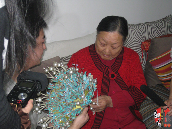 又看到梅蘭芳送給自己的鳳冠，老太太很激動(dòng)