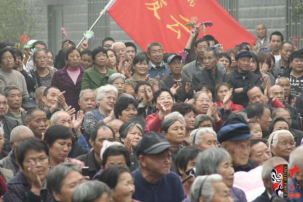現(xiàn)場不但有敬老院的老人們，還擠滿了鄭州市的很多戲迷朋友