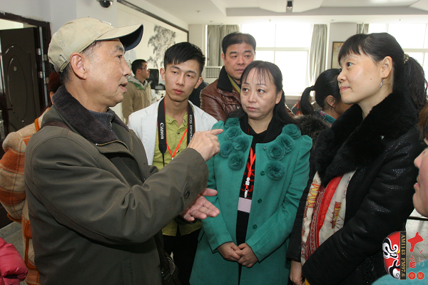 03著名黃梅戲表演藝術(shù)家、有“小董永”之稱(chēng)的夏承平進(jìn)入比賽現(xiàn)場(chǎng)就被黃梅戲粉絲圍觀