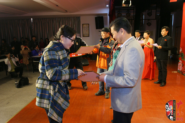 河南電臺(tái)戲曲廣播副總監(jiān)張彤、安徽戲曲廣播副總監(jiān)汪源、陜西戲曲廣播資深音樂(lè)編輯焦詠為晉級(jí)選手頒發(fā)晉級(jí)牌