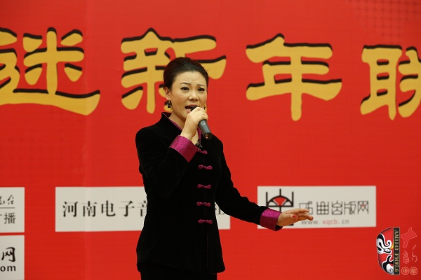 戲曲廣播主持人王唯、曉琴、丁蘭、李鋮及鄭州市曲劇團(tuán)優(yōu)秀演員張娜共同表演的小品《賣鞋》