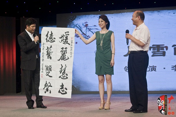 美國(guó)商會(huì)河南分會(huì)會(huì)長(zhǎng)、豫劇名票翟金城先生親自揮毫增字祝賀并當(dāng)場(chǎng)即興演出