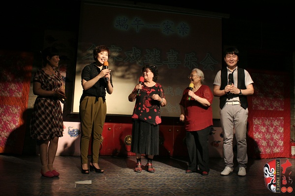 戲曲廣播總監(jiān)木子、豫劇表演藝術家楊華瑞、高潔、戲曲廣播當家小生月陽、票友張華合作表演《朝陽溝》選段