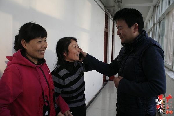  著名戲曲節(jié)目主持人、河南電臺戲曲廣播當家小生月陽在排練現(xiàn)場連線直播間并采訪劇目主要演員