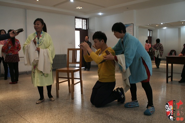 河南省職業(yè)技術(shù)學院高級講師宋桂枝為票友輔導