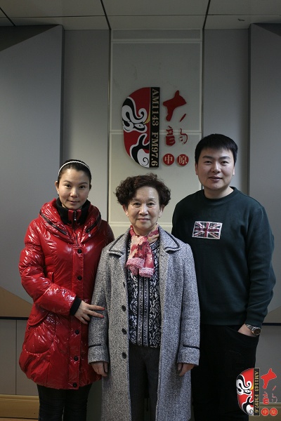 著名豫劇表演藝術(shù)家牛淑賢及愛徒吳素珍和著名戲曲節(jié)目主持人河南電臺(tái)戲曲廣播當(dāng)家小生月陽(yáng)合影