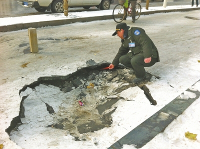 　路面塌陷，“坑”罷轎車坑電動。