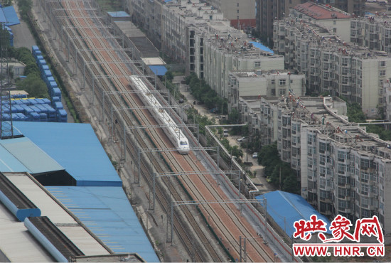 4日上午8點(diǎn)10分，隨著一聲汽笛長(zhǎng)鳴，一列“子彈頭”列車緩緩駛出鄭州車站。