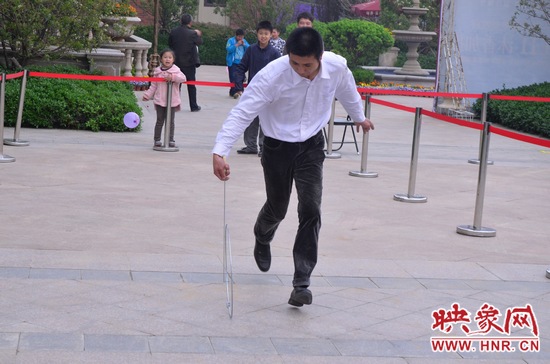 說是比賽，其實(shí)就是活力的釋放，就是開心的海洋，丟沙包、踢毽子、三人四足、滾鐵環(huán)等項(xiàng)目