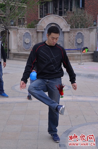 說是比賽，其實(shí)就是活力的釋放，就是開心的海洋，丟沙包、踢毽子、三人四足、滾鐵環(huán)等項(xiàng)目