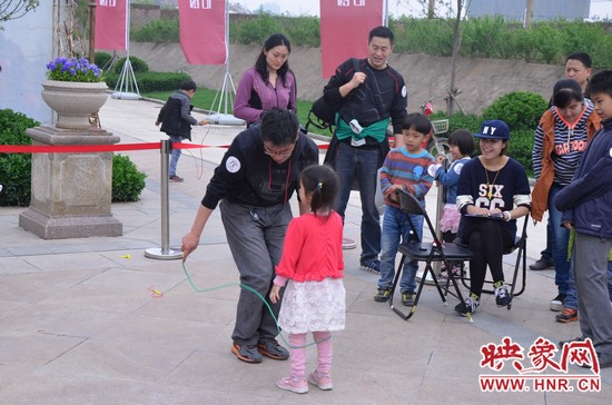 當(dāng)然啦，也有小天使現(xiàn)場(chǎng)跟爸比罷工的，就是不跳，弄的爸爸也哭笑不得。