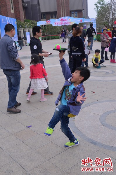 小弟弟，你玩?zhèn)€托球不用這么夸張吧，哈哈！