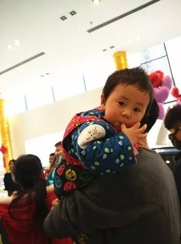 小朋友雖然你骨骼清奇，但是米、油你照樣拎不動啊，還是乖乖的油卡拿好吧。